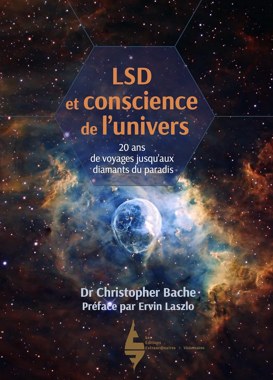 <p>Dans “LSD et conscience de l’univers”, Christopher Bache, docteur en philosophie et études religieuses, documente ses recherches sur 20 ans avec le LSD. Il explore un champ de conscience unifié sous-tendant toute existence physique, défendant la valeur des expériences spirituelles induites par les psychédéliques. Bache montre comment ces expériences peuvent transformer l’individu et la collectivité, contribuant à l’avenir de l’humanité. À travers 73 séances rigoureusement protocolées, il atteint une communion profonde avec la conscience collective.</p>
