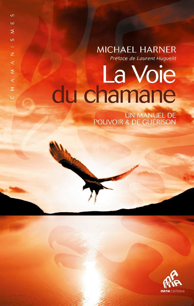 <p>Michael Harner, anthropologue de renom, explore dans “La Voie du chamane” le pouvoir de guérison des chamanes, pris au sérieux par de nombreux professionnels de la santé. Harner compile les pratiques chamaniques de diverses traditions pour proposer une méthode simple, accessible à tous, permettant d’atteindre un état de conscience modifiée sans l’utilisation de plantes rituelles, mais avec des outils tels que le tambour ou le hochet.</p><p>Avec un style vivant et souvent humoristique, Harner guide le lecteur pas à pas à travers des exercices pratiques. Il enrichit ses explications par des récits personnels, notamment son initiation à l’ayahuasca chez les Indiens jívaro, ainsi que des témoignages de novices ayant participé à ses ateliers. Le livre est illustré par 15 dessins inédits, ajoutant une dimension visuelle à cet ouvrage essentiel pour comprendre et pratiquer le chamanisme.</p>
